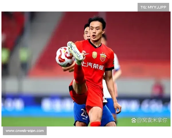 训练场上,年轻球员加练射门,渴望获得一线队机会 训练场上,年轻球员加练射门,渴望获得一线队机会